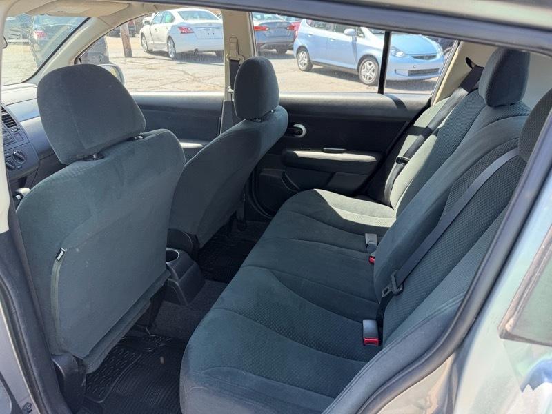 Nissan Versa 1.8 SL Hatchback 2011