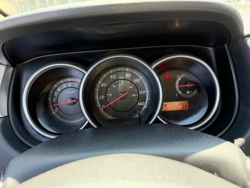 Nissan Versa 1.8 SL Hatchback 2011