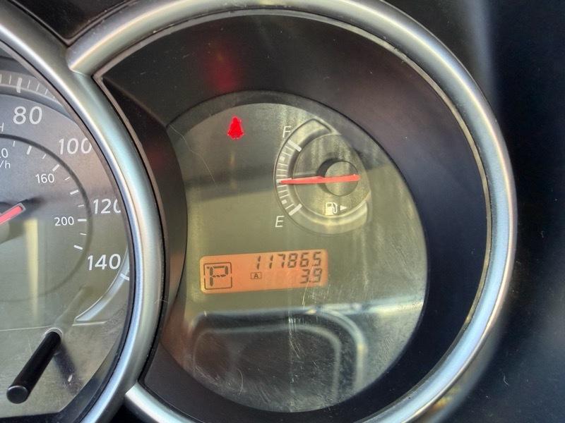 Nissan Versa 1.8 SL Hatchback 2011