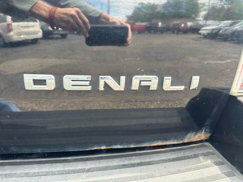 GMC Yukon Denali XL 4WD 2010