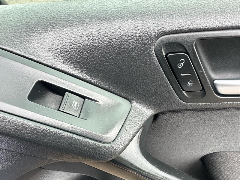Volkswagen Tiguan S 2015