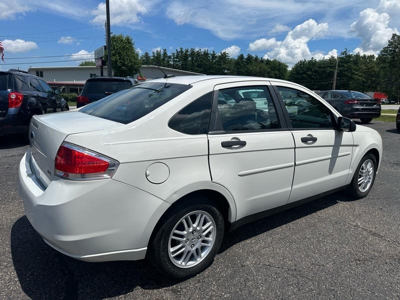 Ford Focus SE Sedan 2011