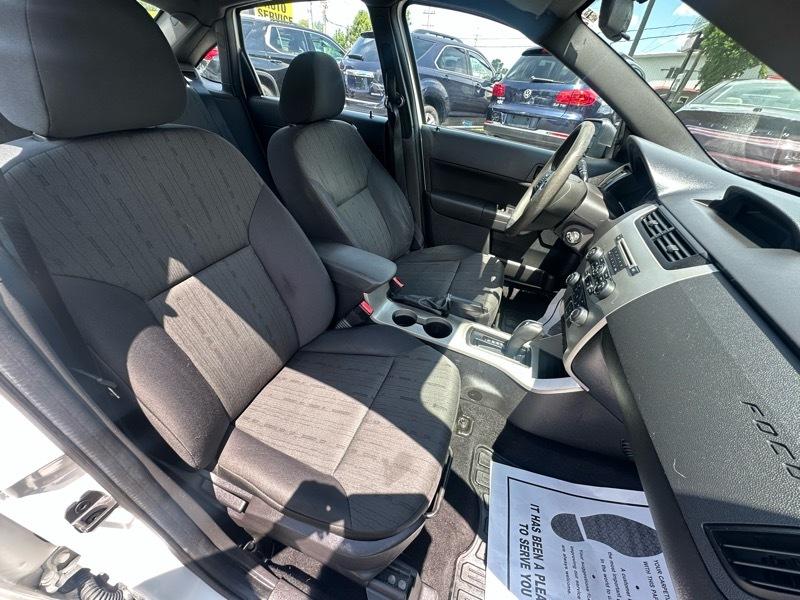 Ford Focus SE Sedan 2011