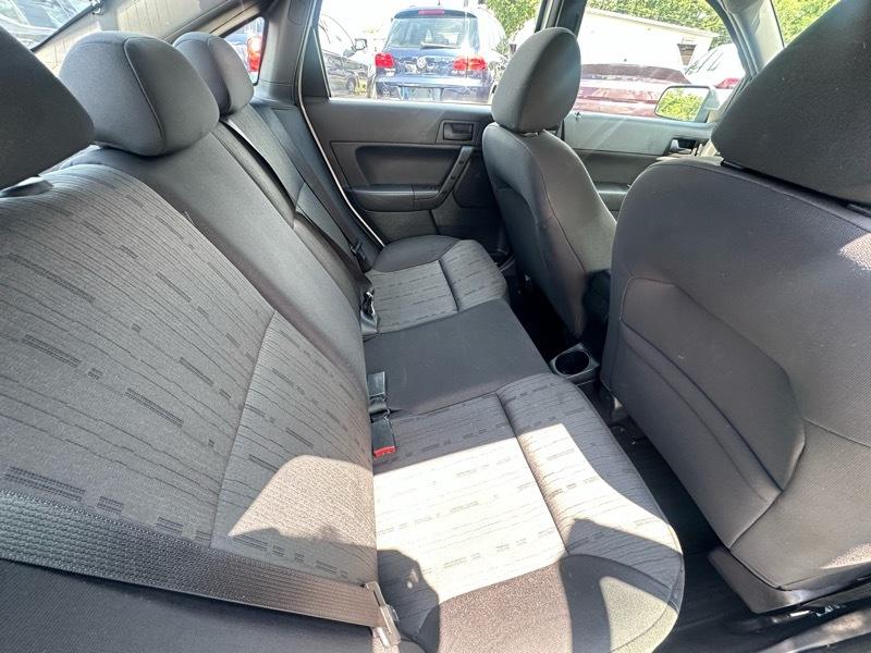 Ford Focus SE Sedan 2011