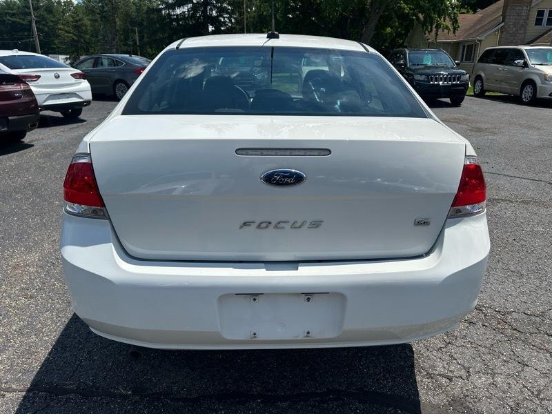 Ford Focus SE Sedan 2011