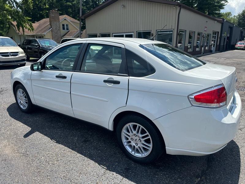 Ford Focus SE Sedan 2011