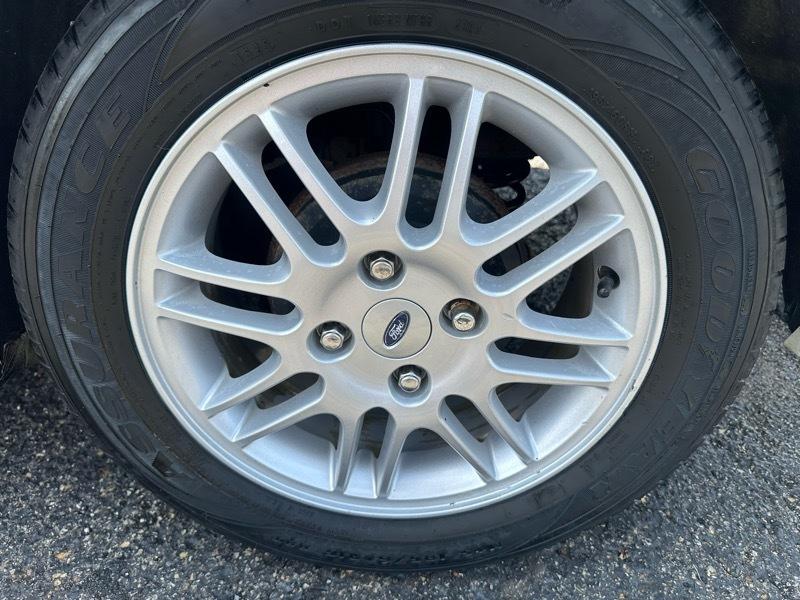 Ford Focus SE Sedan 2011