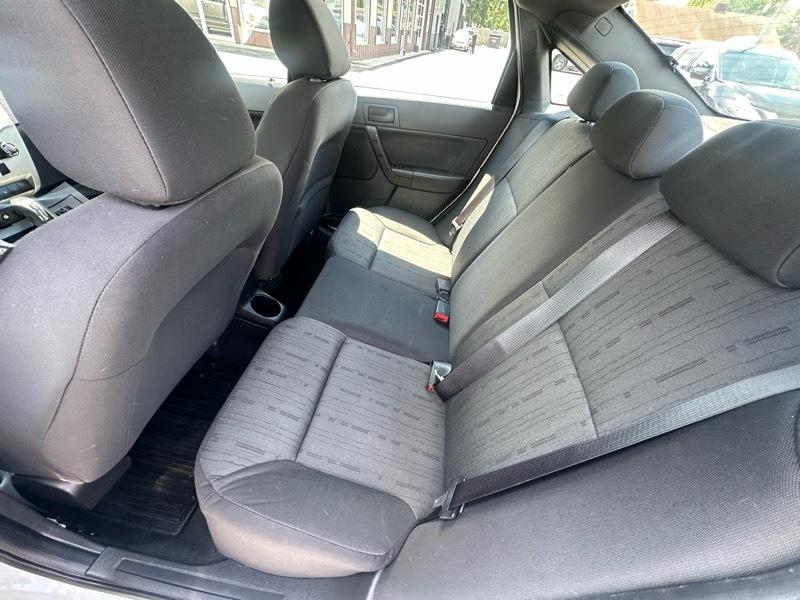 Ford Focus SE Sedan 2011