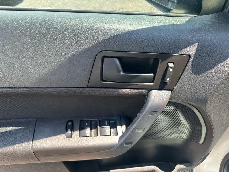 Ford Focus SE Sedan 2011