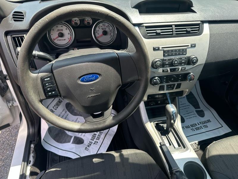Ford Focus SE Sedan 2011