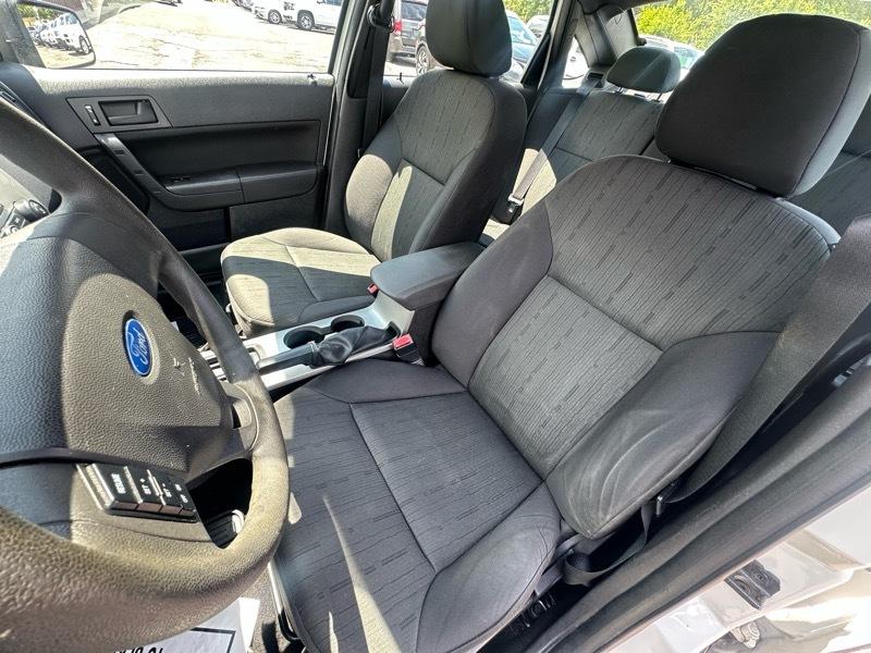 Ford Focus SE Sedan 2011