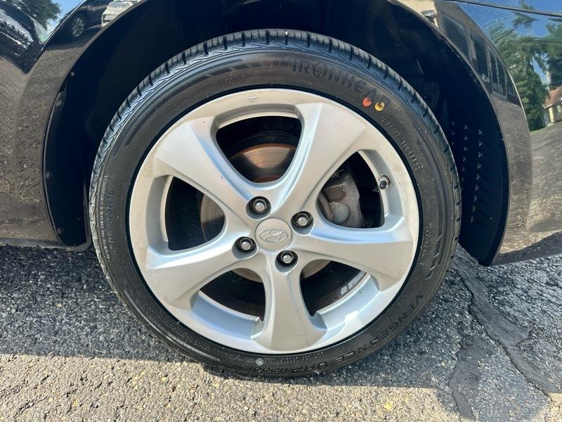 2011 Hyundai Accent SE 3-Door 4-Speed Automatic's photo