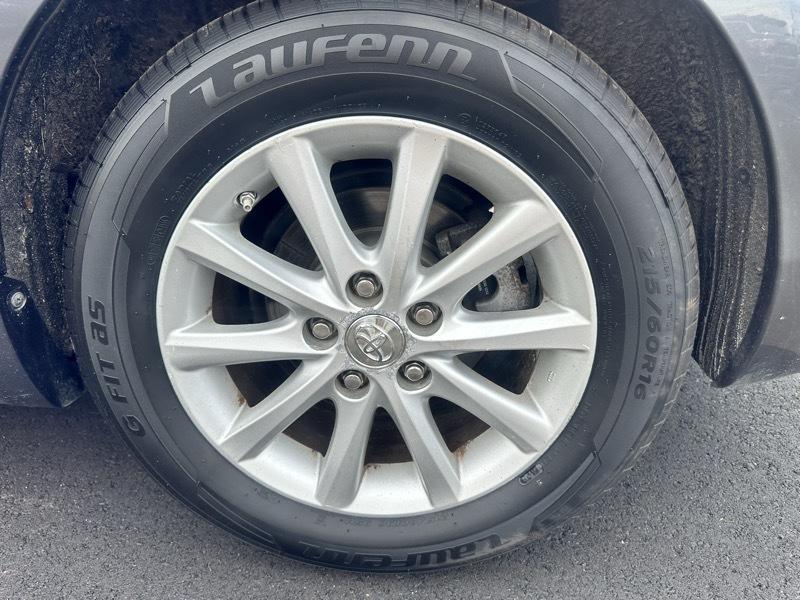 Toyota Camry Base 6-Spd AT 2011