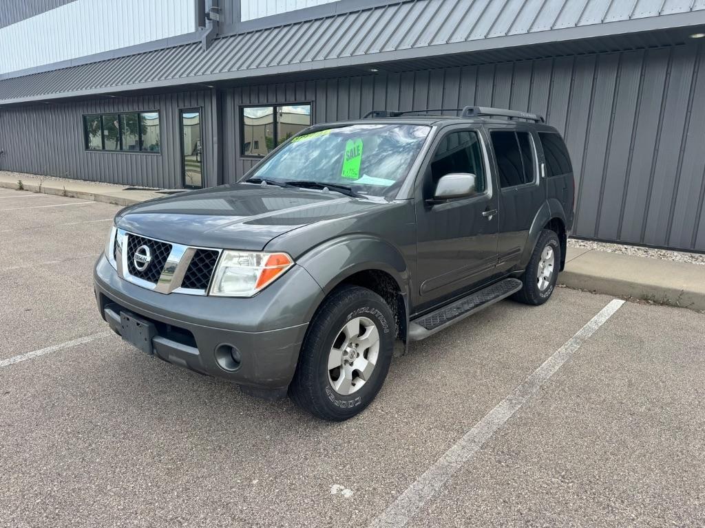 2005 Nissan Pathfinder XE 4X4's photo