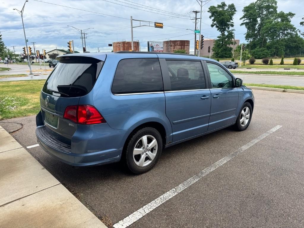 Volkswagen Routan SEL w/Nav 2011