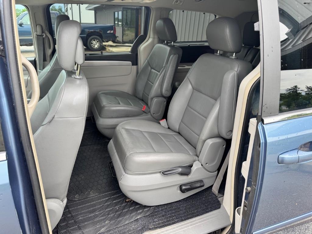 Volkswagen Routan SEL w/Nav 2011