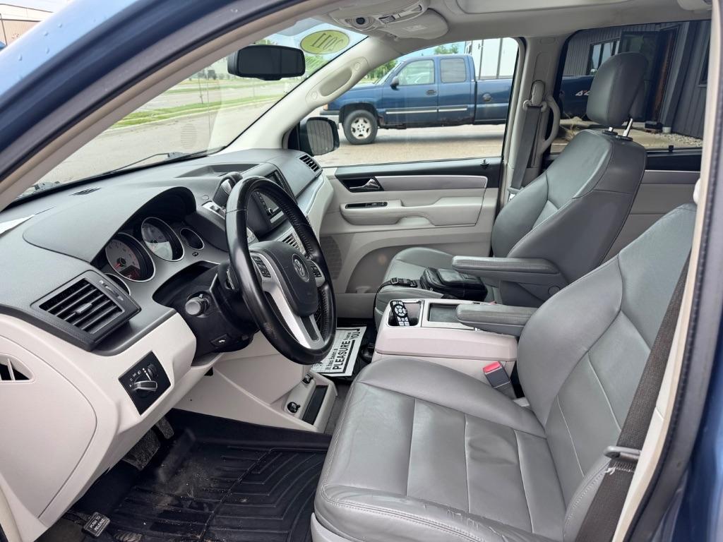 Volkswagen Routan SEL w/Nav 2011