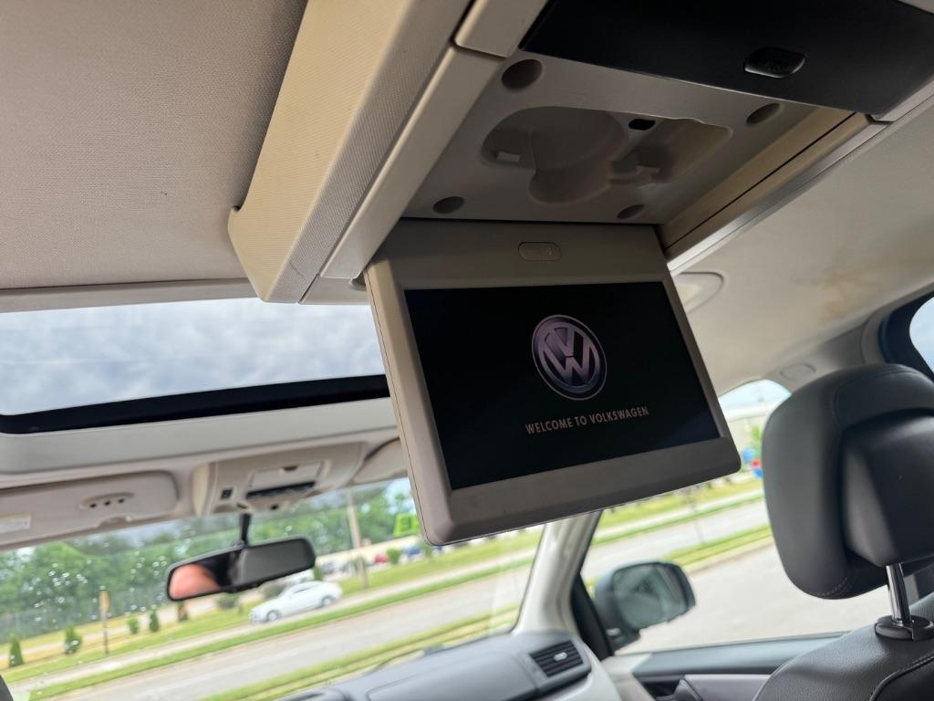 Volkswagen Routan SEL w/Nav 2011