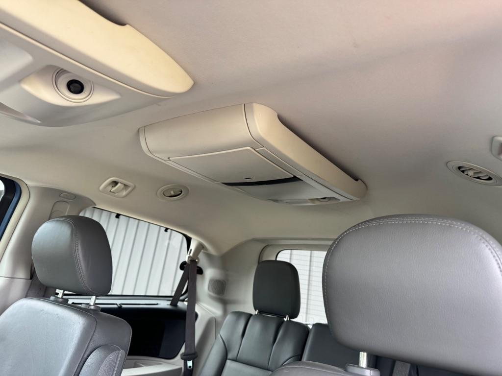 Volkswagen Routan SEL w/Nav 2011
