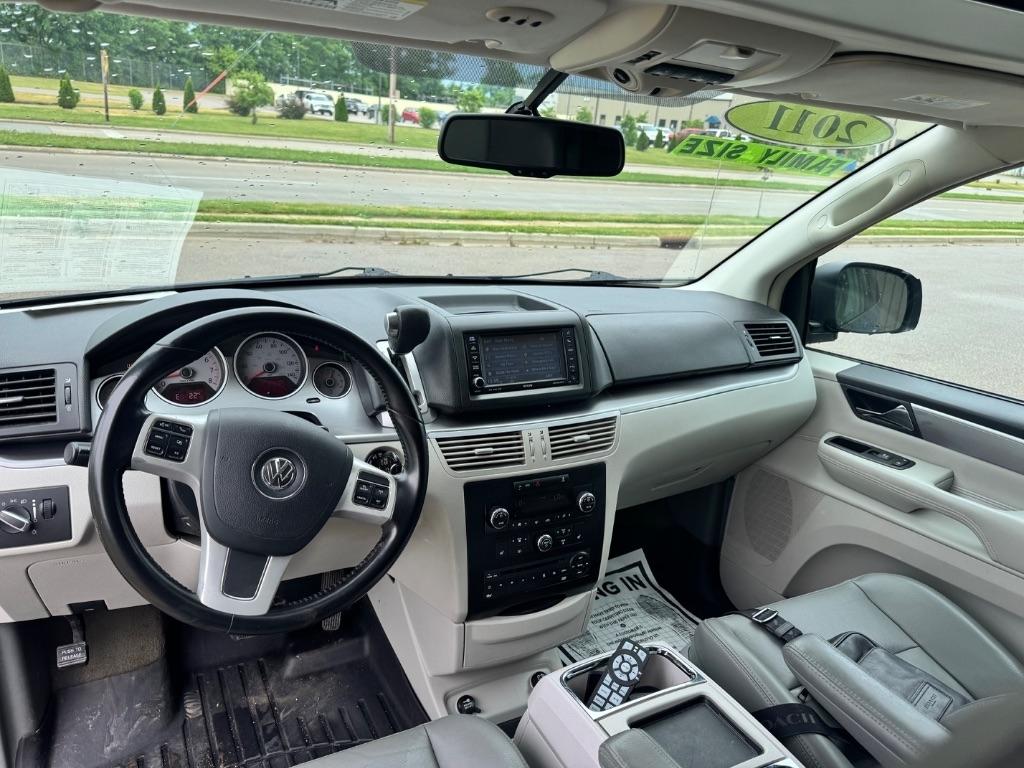 Volkswagen Routan SEL w/Nav 2011