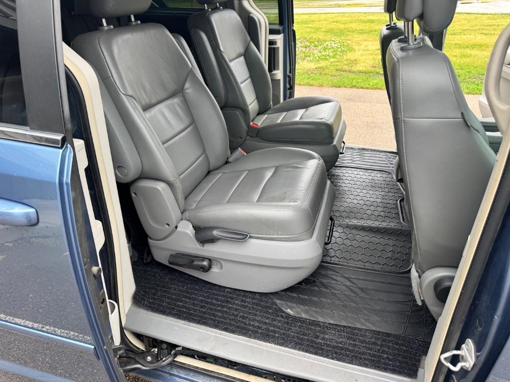 Volkswagen Routan SEL w/Nav 2011