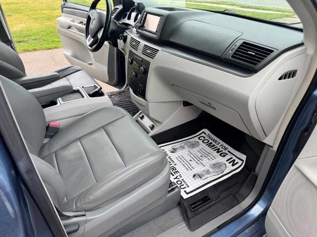 Volkswagen Routan SEL w/Nav 2011