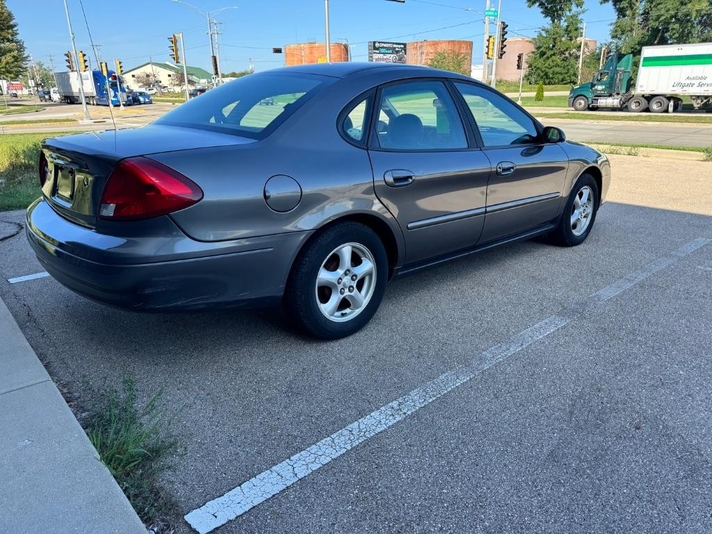 Ford Taurus SE Standard 2002