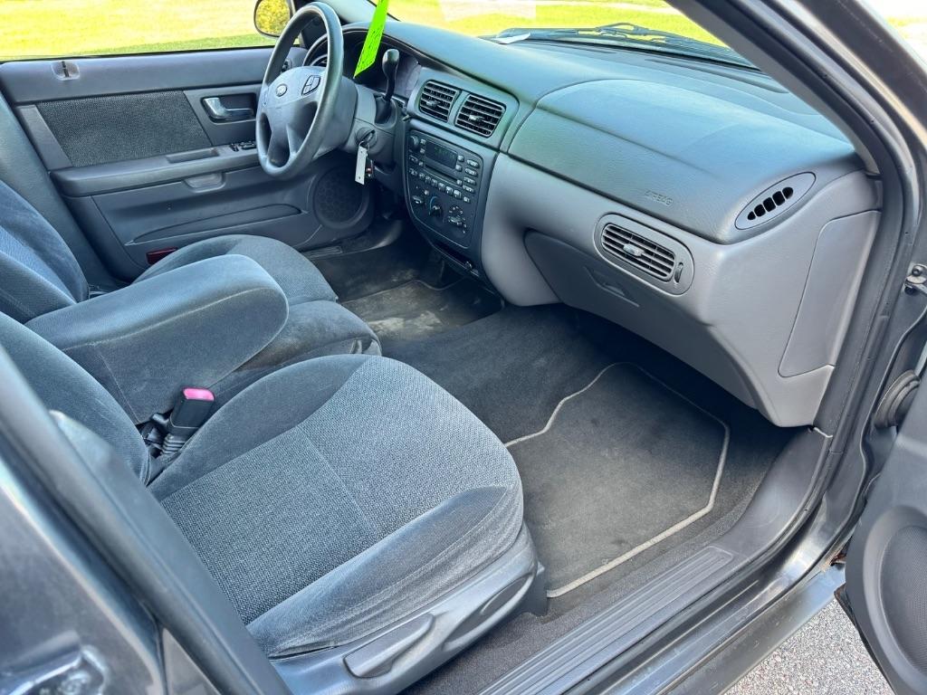 Ford Taurus SE Standard 2002