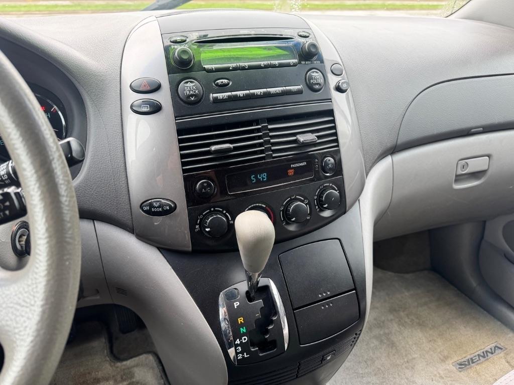 Toyota Sienna LE 7-Passenger 2006
