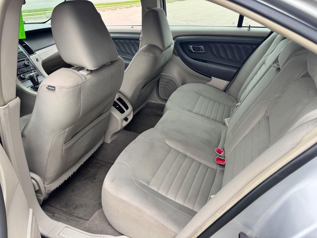 Ford Taurus SE FWD 2010