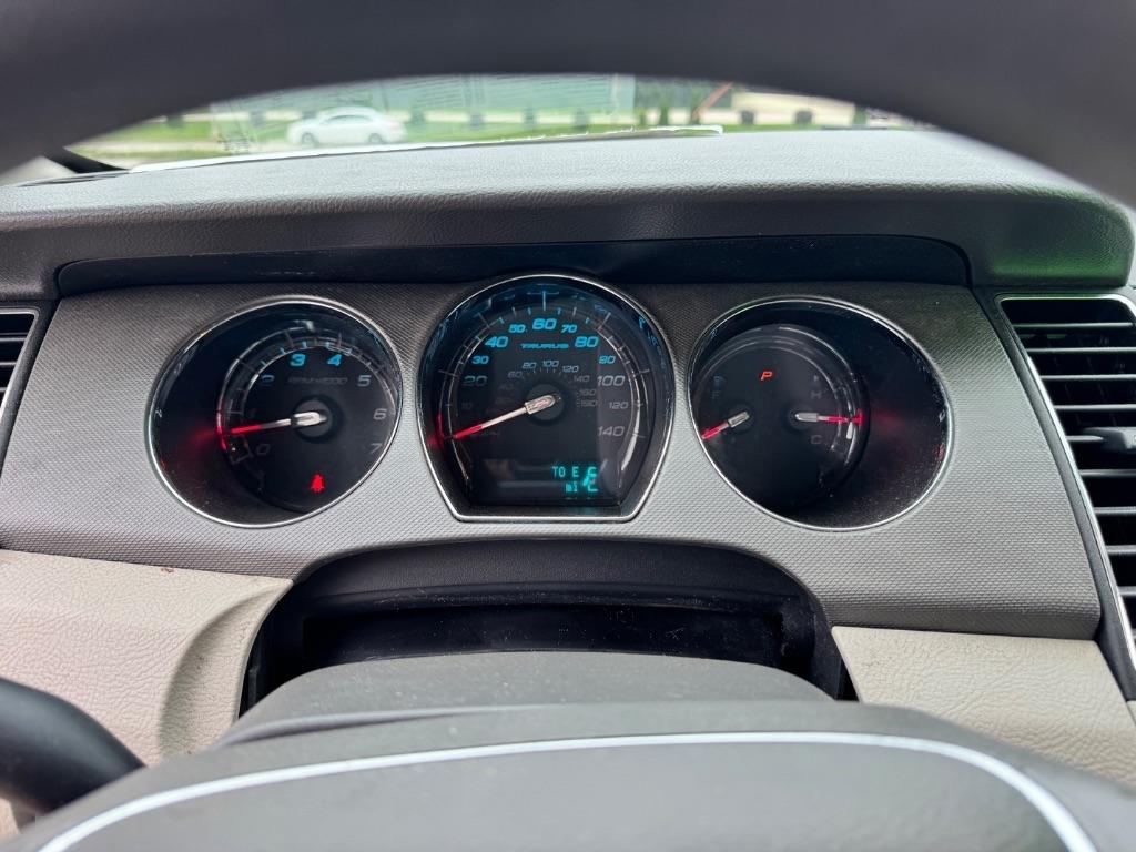 Ford Taurus SE FWD 2010