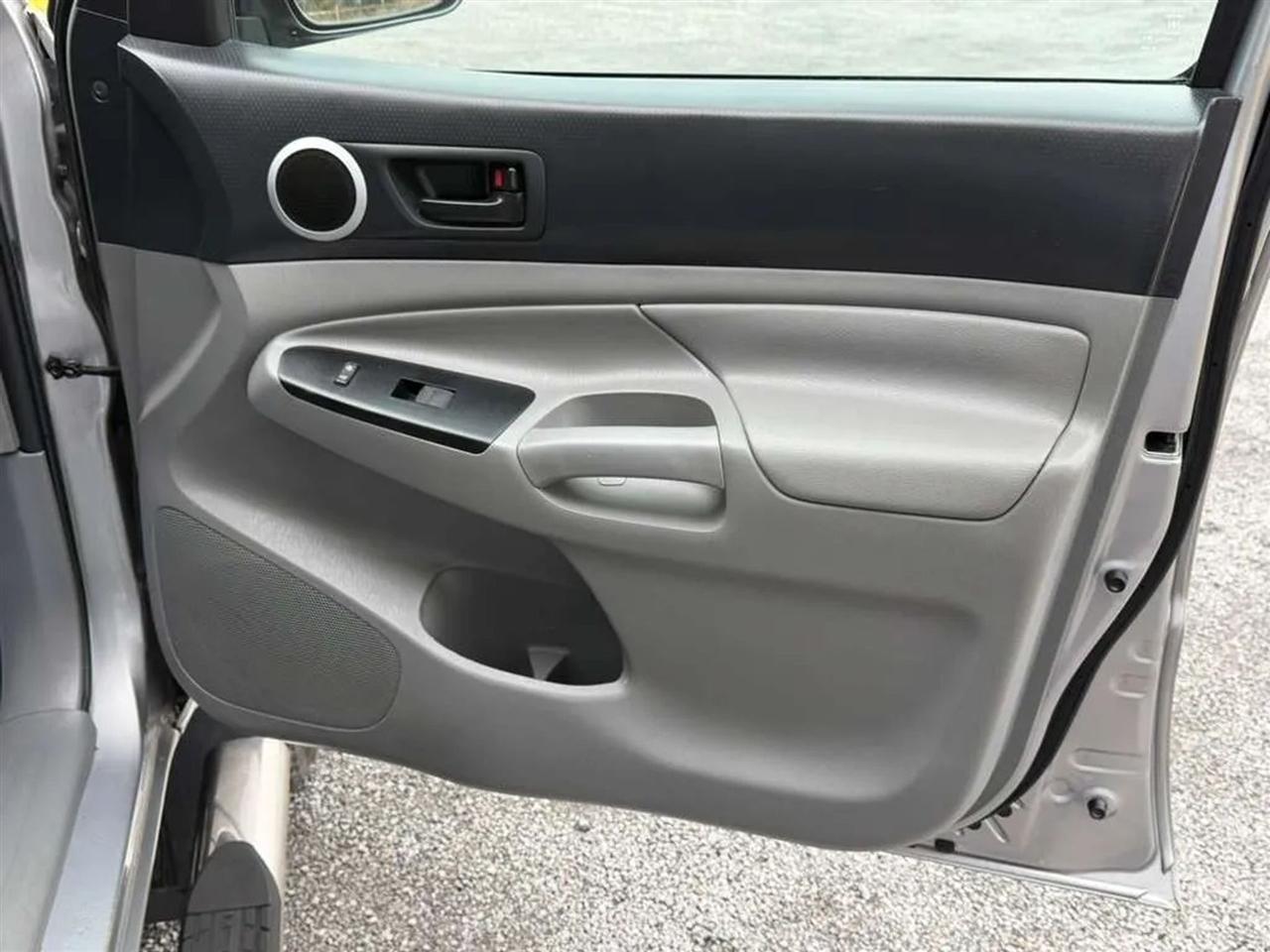 Toyota Tacoma PreRunner Double Cab V6 5AT 2WD 2015