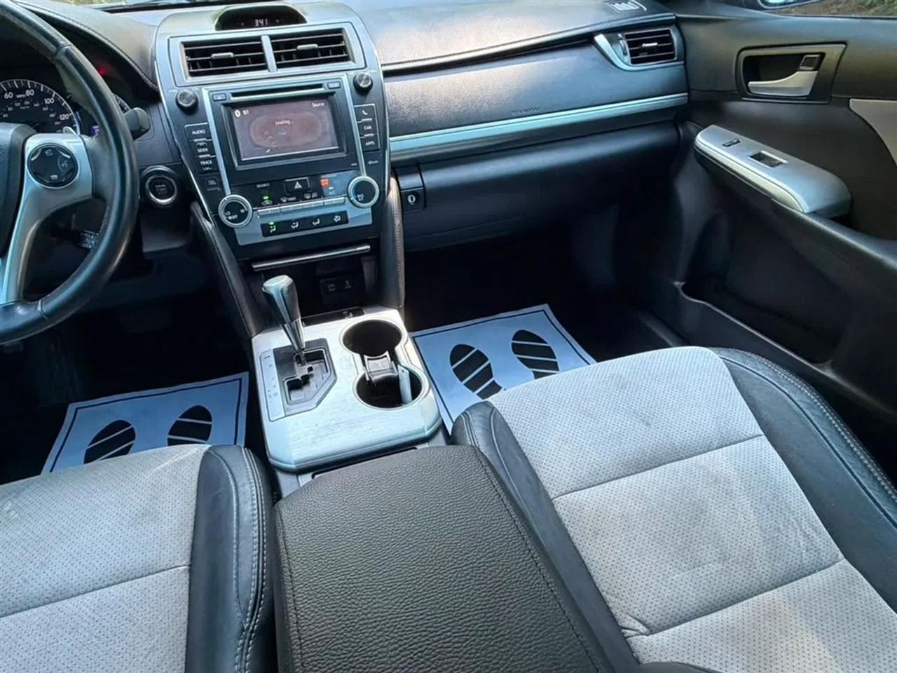 Toyota Camry SE V6 2012