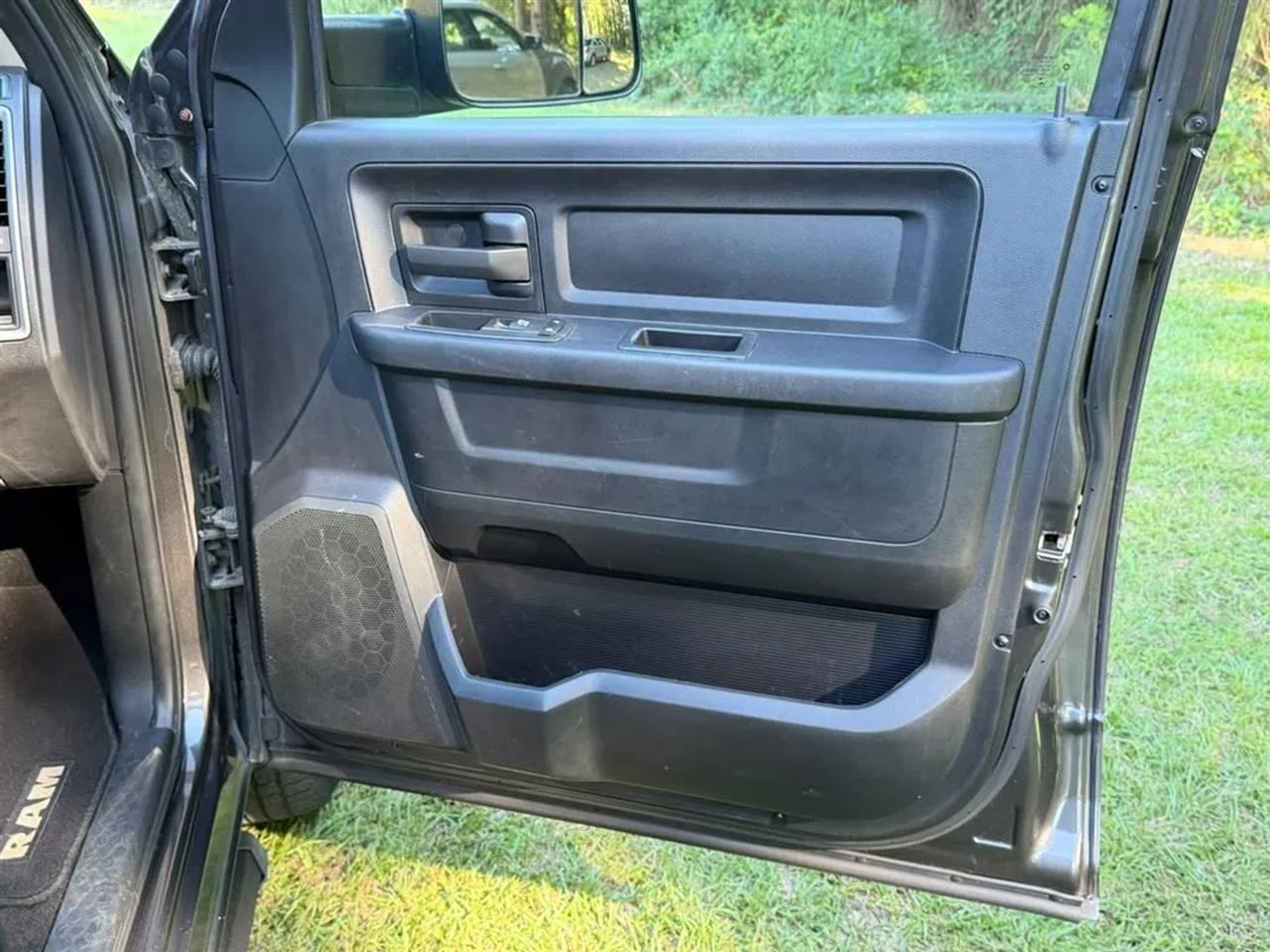 RAM 1500 Tradesman Crew Cab SWB 4WD 2017