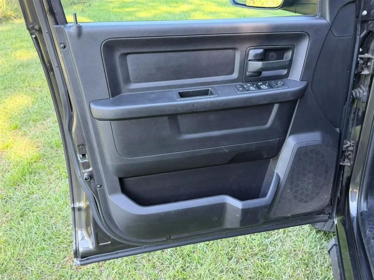 RAM 1500 Tradesman Crew Cab SWB 4WD 2017