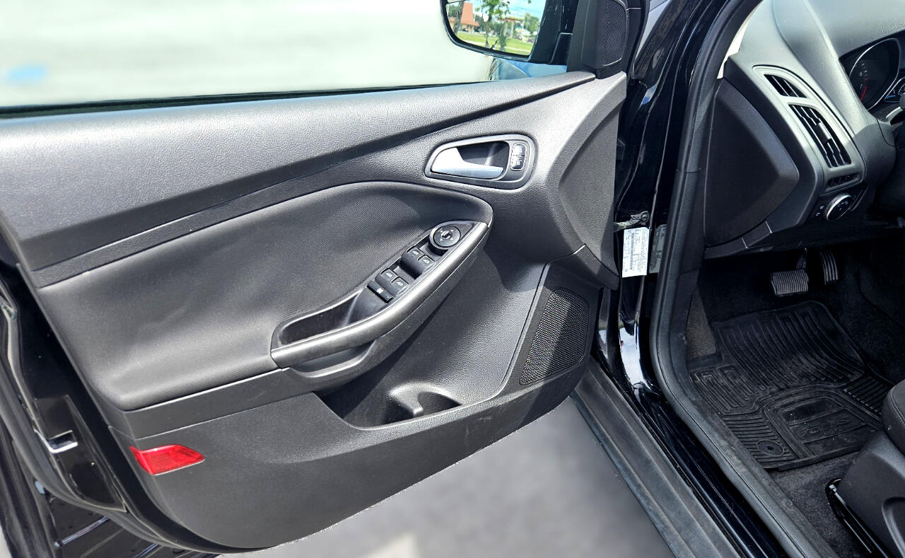 Ford Focus SEL Hatch 2017 Ford Focus SEL Hatch 2017