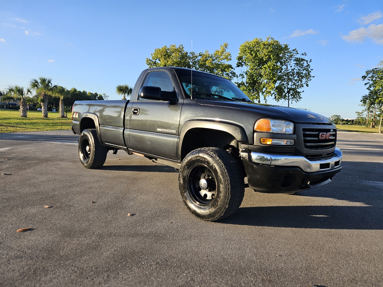 GMC Sierra 2500HD Work Truck 4WD 2004 GMC Sierra 2500HD Work Truck 4WD 2004