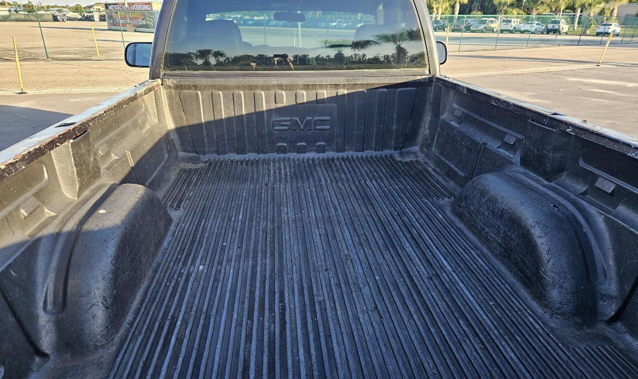 GMC Sierra 2500HD Work Truck 4WD 2004 GMC Sierra 2500HD Work Truck 4WD 2004