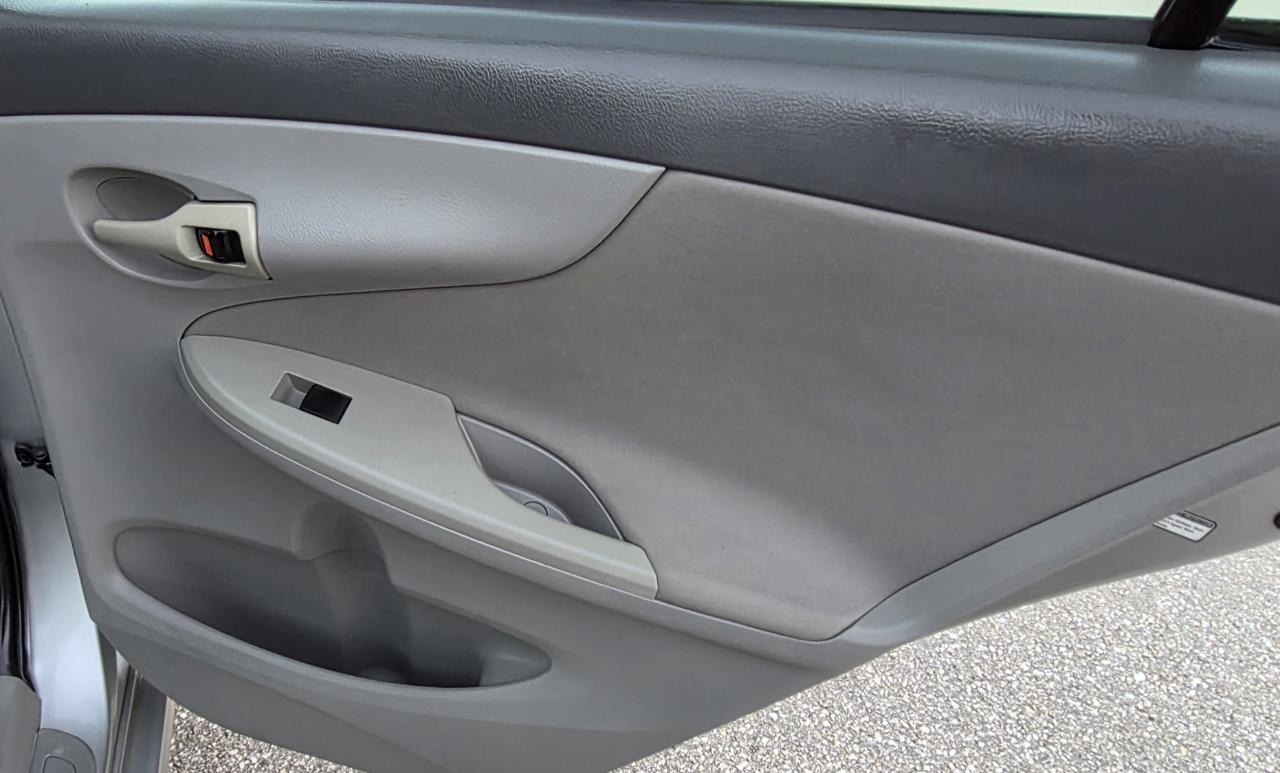 Toyota Corolla 4dr Sdn Auto LE (Natl) 2009