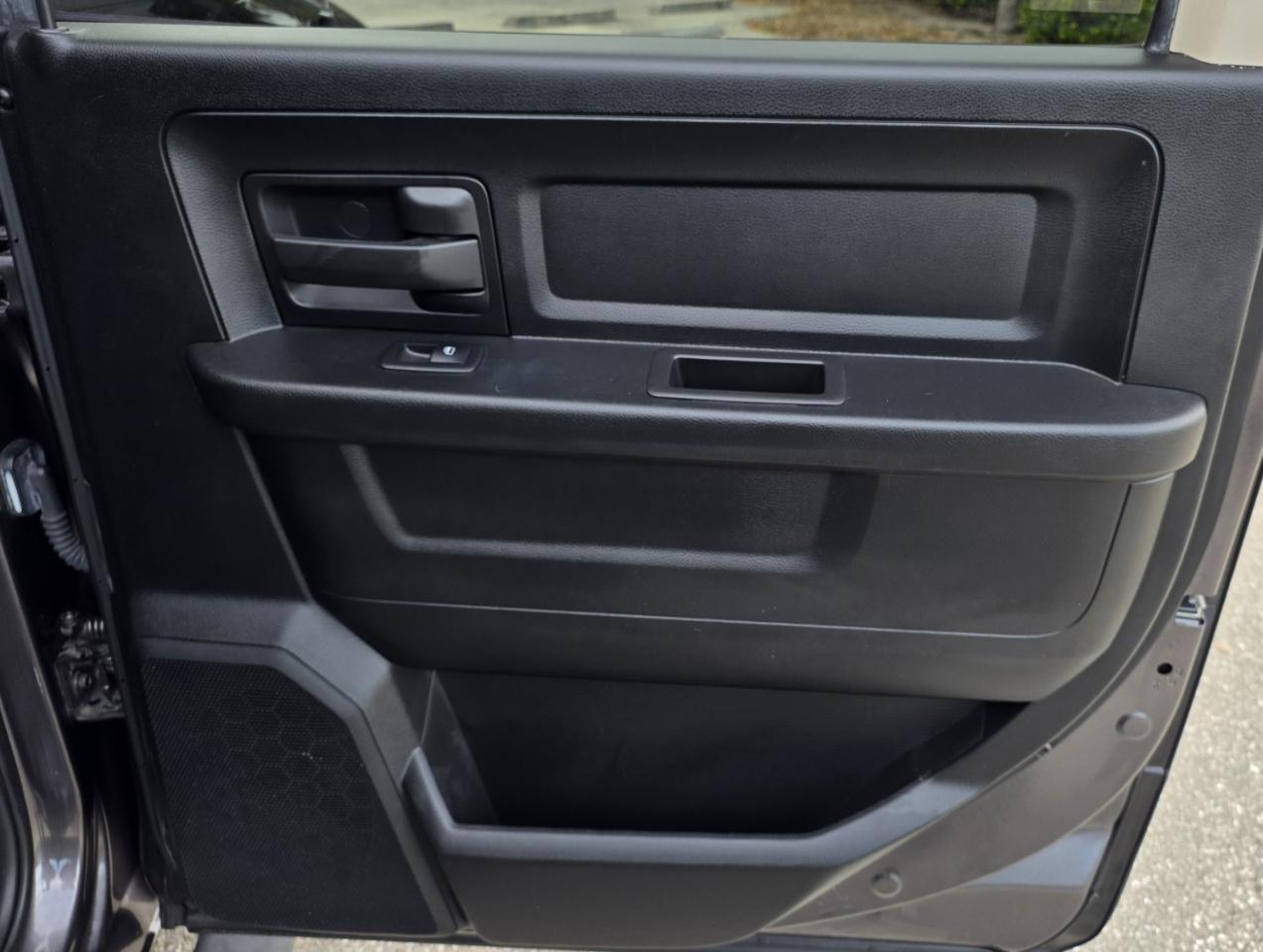 RAM 1500 Tradesman 4x2 Crew Cab 5'7" Box 2018