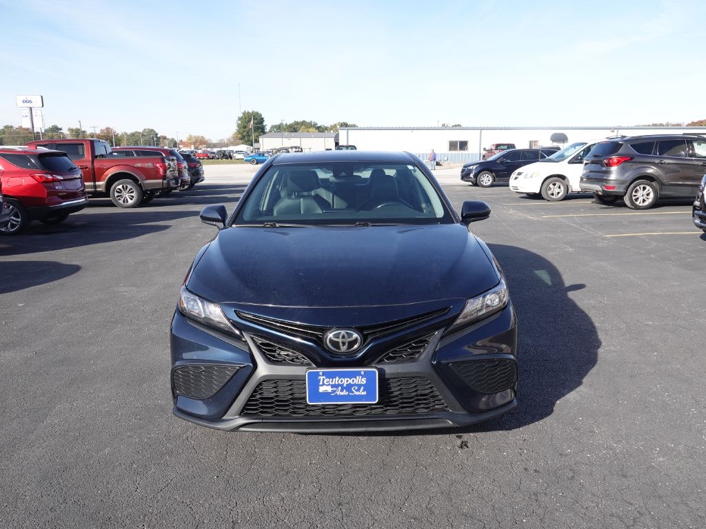 Toyota Camry SE 2021