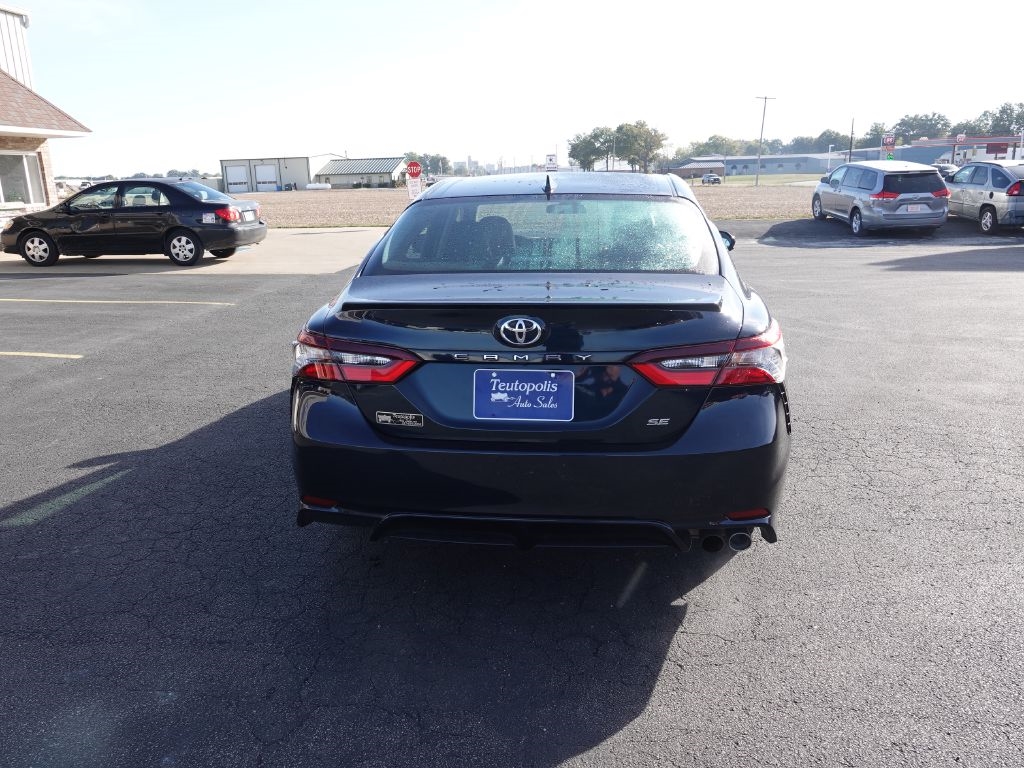 Toyota Camry SE 2021
