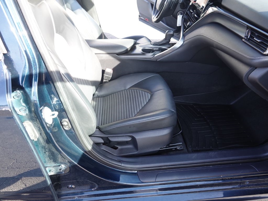 Toyota Camry SE 2021