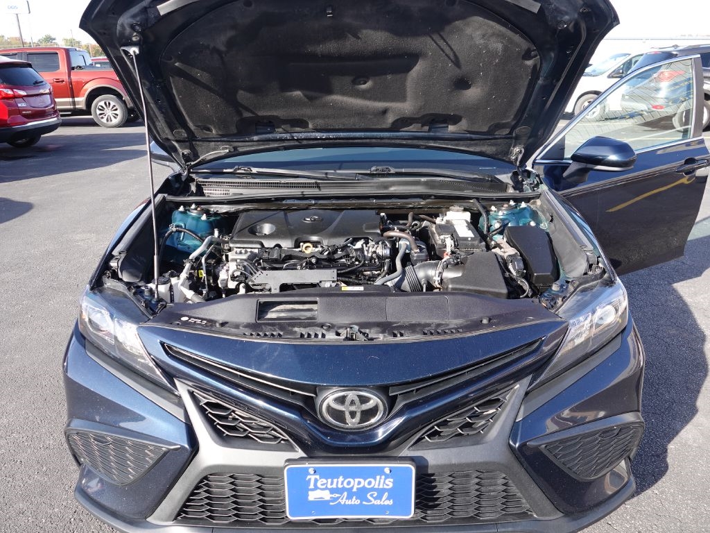 Toyota Camry SE 2021