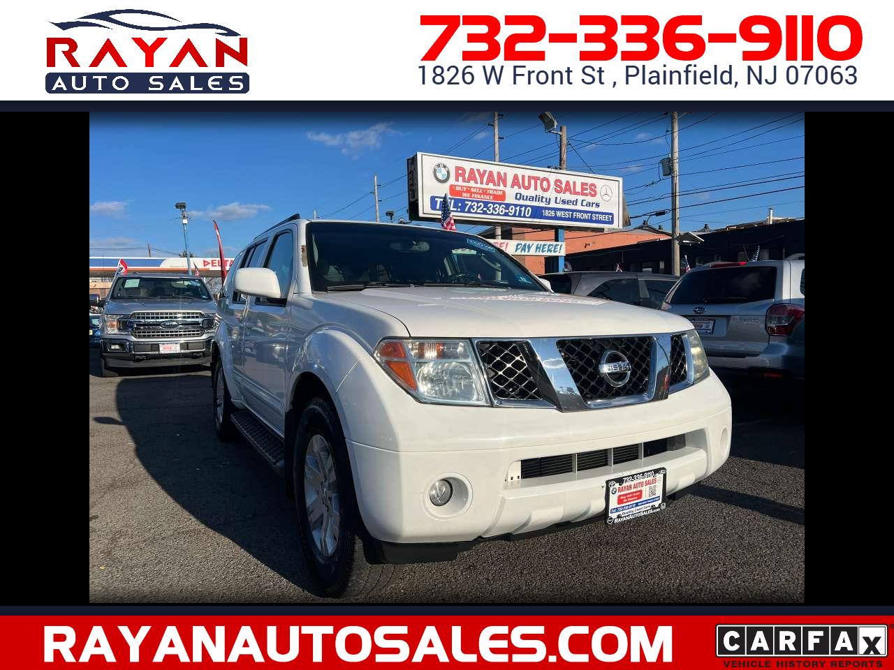 2005 Nissan Pathfinder XE's photo