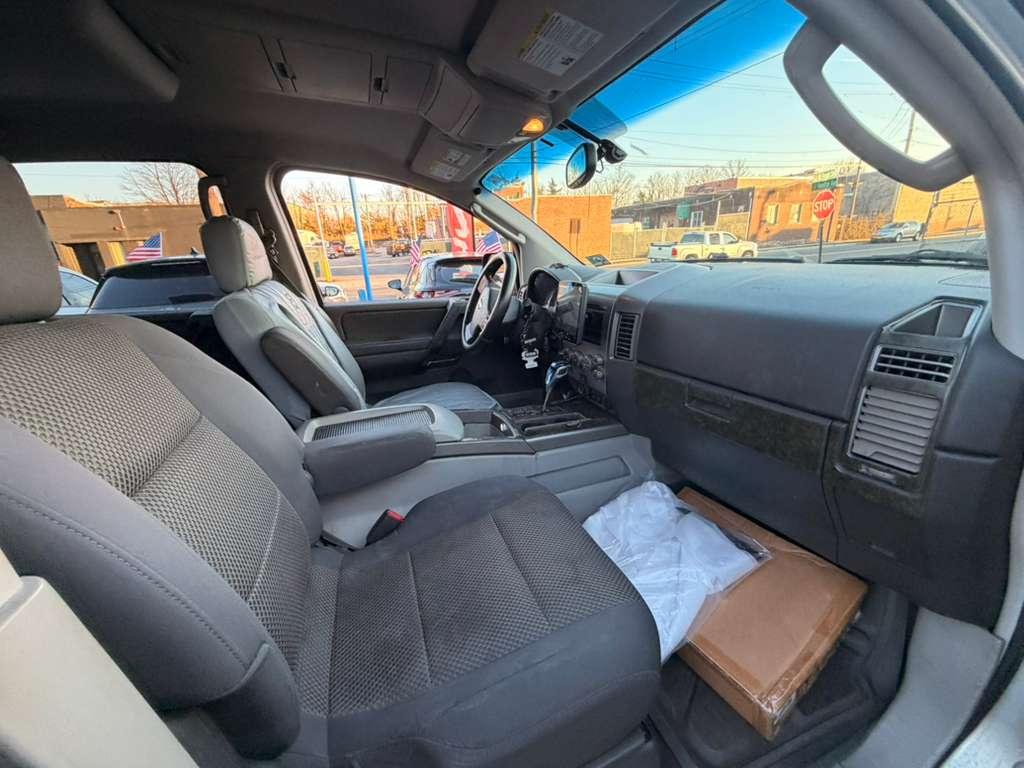 Nissan Armada SE 4WD 2004