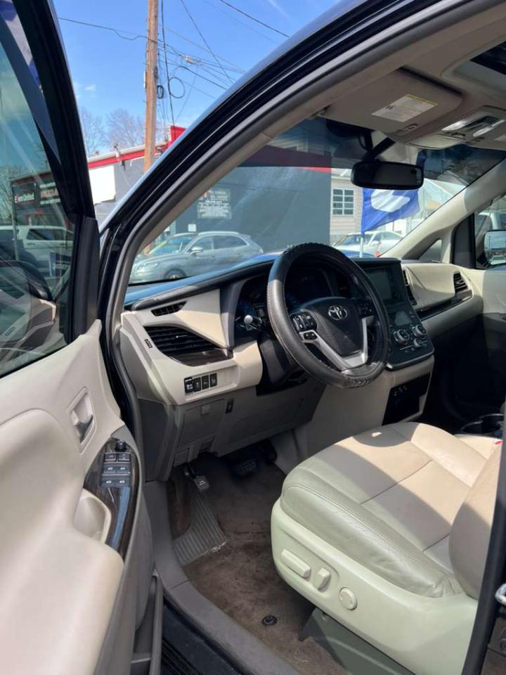 Toyota Sienna Limited Premium 7-Passenger 2017