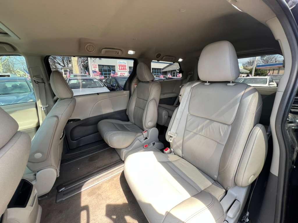 Toyota Sienna Limited Premium 7-Passenger 2017