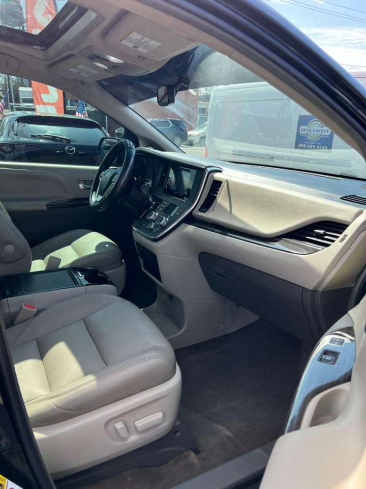 Toyota Sienna Limited Premium 7-Passenger 2017