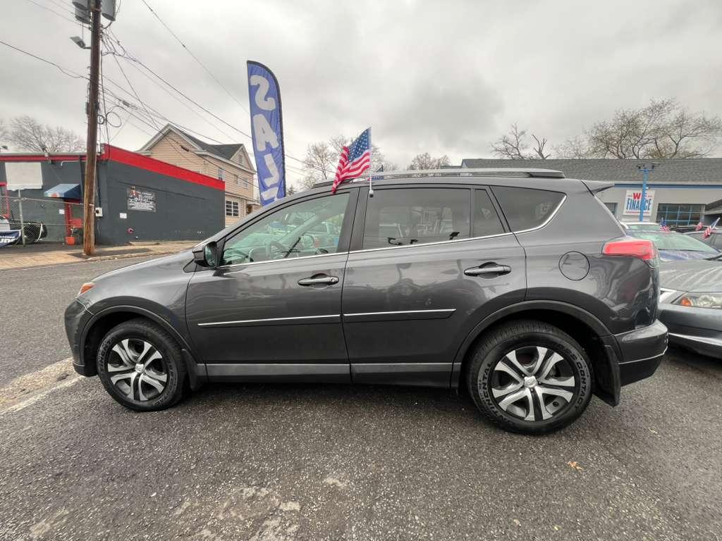 Toyota RAV4 LE AWD 2018